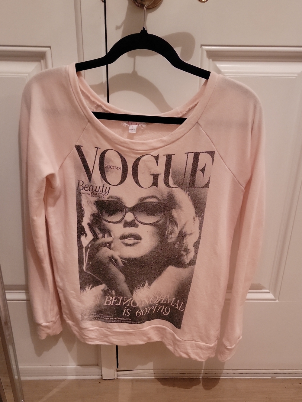 A'GACI Vogue Crew Neck Pick Sweatshirt. Light Pink, Distressed Look. Size Small.